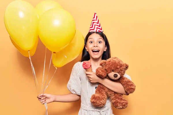 Schattig Latijns Amerikaans Meisje Met Een Vrolijk Lachende Verjaardagshoed Staande — Stockfoto