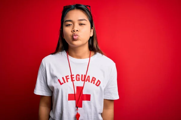 Junge Asiatische Rettungsschwimmerin Trägt Shirt Mit Rotem Kreuz Und Pfeife — Stockfoto