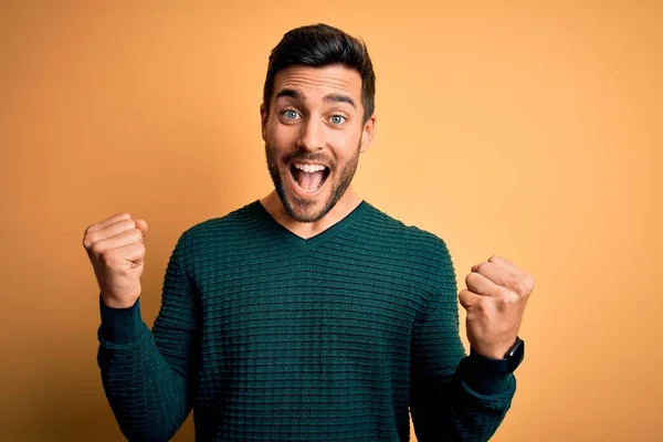 Jovem Homem Bonito Com Barba Vestindo Camisola Casual Sobre Fundo — Fotografia de Stock