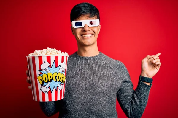 Junger Gutaussehender Mann Sieht Sich Film Der Popcorn Snack Über — Stockfoto