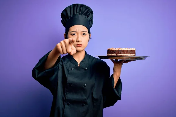 Joven Chef Mujer China Con Uniforme Cocina Sombrero Sosteniendo Bandeja —  Fotos de Stock