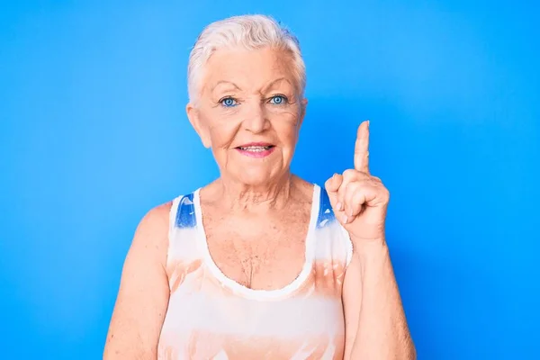 Ältere Schöne Frau Mit Blauen Augen Und Grauen Haaren Trägt — Stockfoto