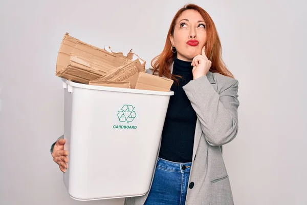 Jovem Mulher Ruiva Bonita Reciclagem Segurando Lata Lixo Com Papelão — Fotografia de Stock