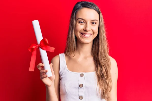 Menina Bonita Jovem Segurando Diploma Pós Graduação Olhando Positivo Feliz — Fotografia de Stock