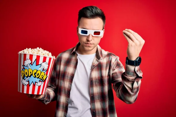 年轻英俊的高加索人 戴着3D电影眼镜 吃爆米花 手指手画脚地做意大利手势 — 图库照片