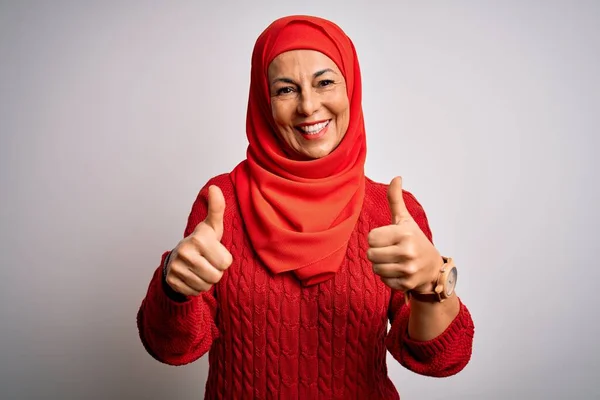 Brünette Frau Mittleren Alters Trägt Muslimischen Traditionellen Hijab Über Isolierten — Stockfoto