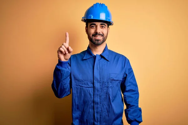 Mechanische Man Met Baard Draagt Blauw Uniform Veiligheidshelm Gele Achtergrond — Stockfoto