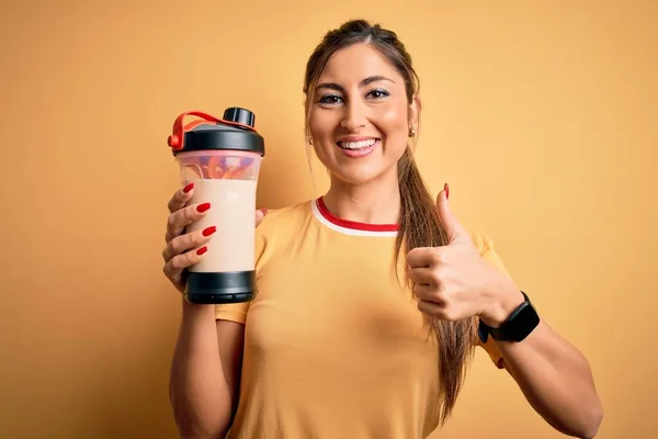 Ung Vacker Brunett Kvinna Håller Gym Flaska Shaker Med Protein — Stockfoto