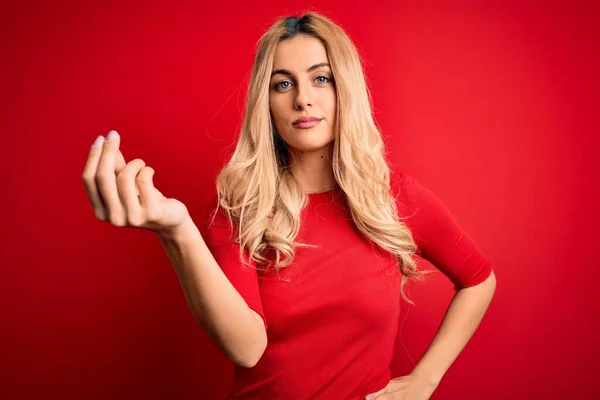 Jovem Mulher Loira Bonita Vestindo Shirt Casual Sobre Fundo Vermelho — Fotografia de Stock