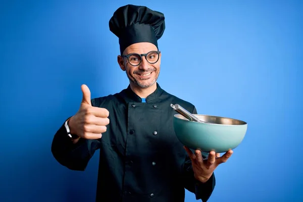 요리사 복장을 모자를 혼합하는 잘생긴 요리사는 그릇을 가지고 행복하게 웃으며 — 스톡 사진