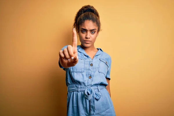 Jovem Bela Menina Afro Americana Vestindo Vestido Ganga Sobre Fundo — Fotografia de Stock