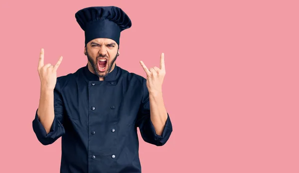 Νεαρός Ισπανός Που Φοράει Στολή Μάγειρα Φωνάζοντας Τρελή Έκφραση Κάνοντας — Φωτογραφία Αρχείου
