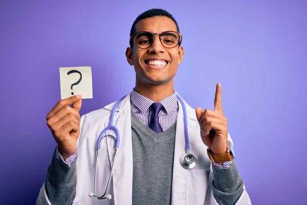 Bello Afroamericano Medico Uomo Indossando Stetoscopio Tenendo Punto Interrogativo Promemoria — Foto Stock