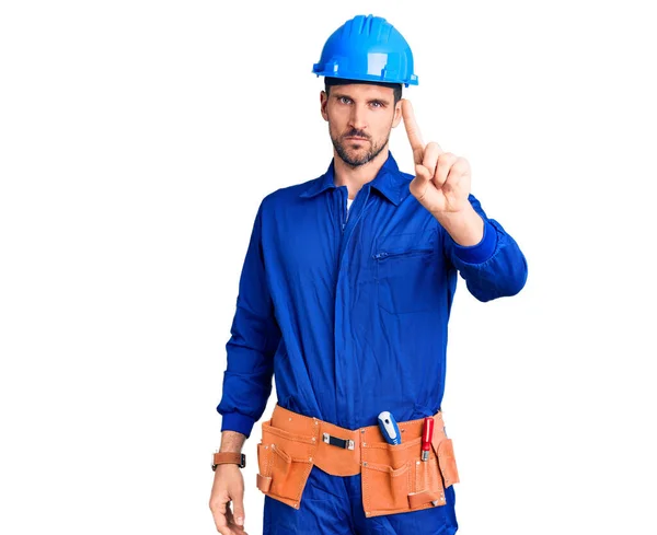 Ung Stilig Man Klädd Arbetare Uniform Och Hårdhatt Avvisande Uttryck — Stockfoto