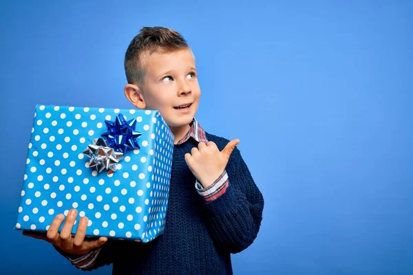 Doğum Günü Noel Hediyesi Olarak Sürpriz Bir Kutu Taşıyan Küçük — Stok fotoğraf