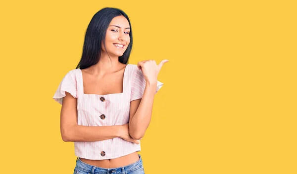 Menina Latina Bonita Nova Vestindo Roupas Casuais Sorrindo Com Rosto — Fotografia de Stock