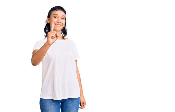 Junge Frau Lässiger Kleidung Zeigt Mit Finger Nummer Eins Nach — Stockfoto