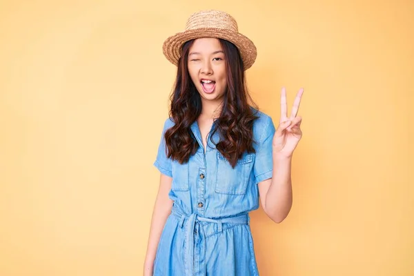 Νεαρή Όμορφη Κινέζα Κοπέλα Που Φοράει Καλοκαιρινό Καπέλο Χαμογελώντας Χαρούμενο — Φωτογραφία Αρχείου