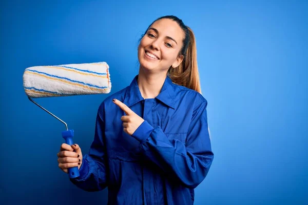 Giovane Bella Donna Pittrice Bionda Con Occhi Azzurri Pittura Indossando — Foto Stock