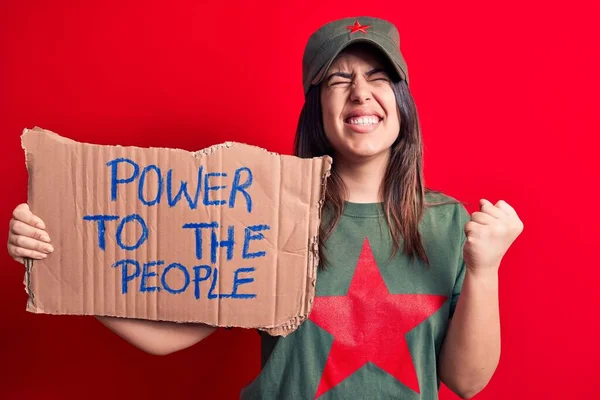 美丽的女人穿着印有红星共产党标志的T恤 高喊着社会运动的口号 高举双臂庆祝胜利和成功 — 图库照片