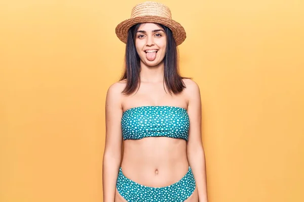 Joven Hermosa Chica Con Bikini Sombrero Verano Que Sobresale Lengua — Foto de Stock