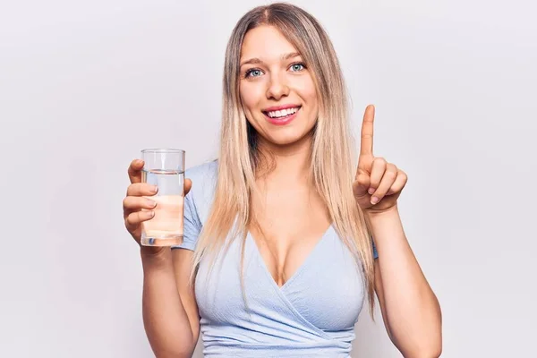 Joven Hermosa Chica Rubia Bebiendo Vaso Agua Sonriendo Con Una — Foto de Stock