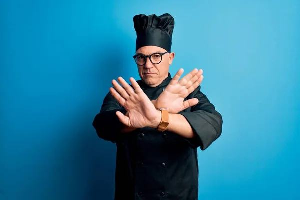 Edad Media Guapo Hombre Pelo Gris Chef Con Uniforme Cocina —  Fotos de Stock