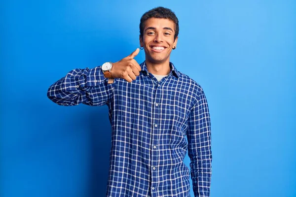 Jovem Americano Africano Vestindo Roupas Casuais Fazendo Polegares Felizes Gesto — Fotografia de Stock