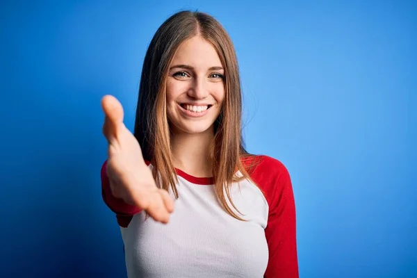 Jovem Mulher Ruiva Bonita Vestindo Shirt Casual Sobre Fundo Azul — Fotografia de Stock