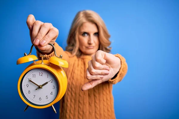 Schöne Blonde Frau Mittleren Alters Mit Vintage Wecker Vor Blauem — Stockfoto