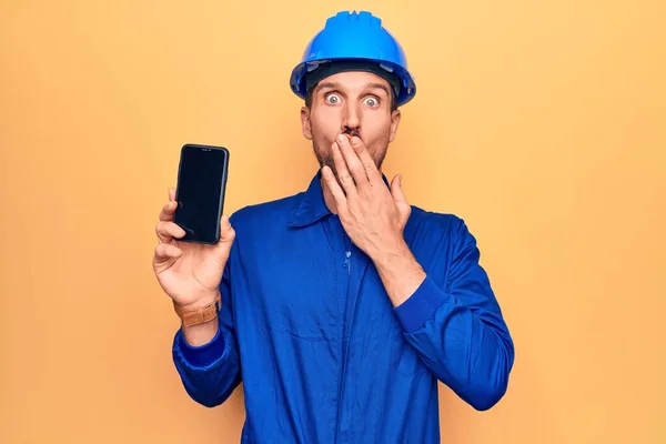 Giovane Bel Lavoratore Che Indossa Uniforme Hardhat Smartphone Che Mostra — Foto Stock