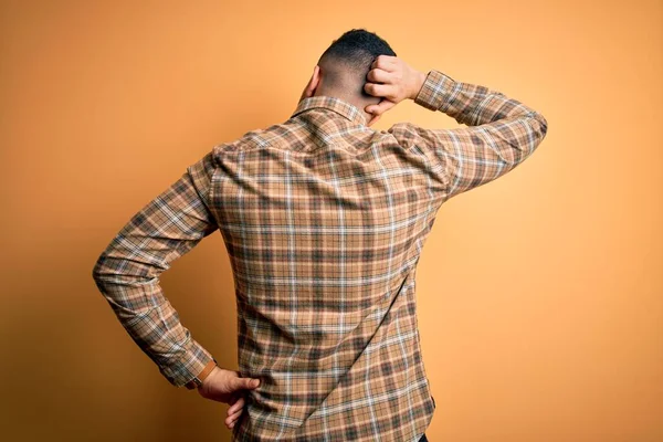 Junger Gutaussehender Mann Lässigem Hemd Der Vor Isoliertem Gelben Hintergrund — Stockfoto