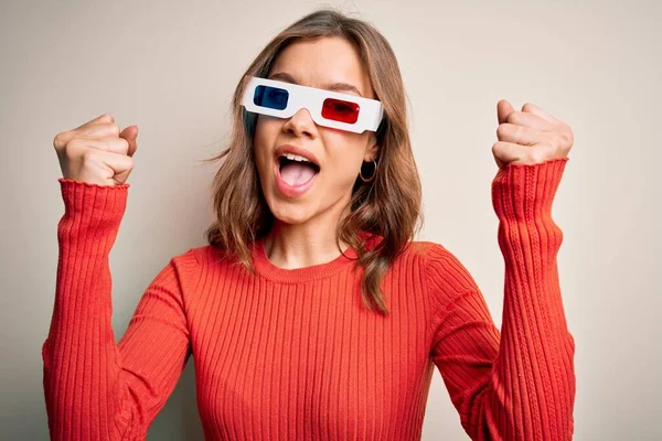 Chica Rubia Joven Con Gafas Cine Sobre Fondo Aislado Celebrando —  Fotos de Stock