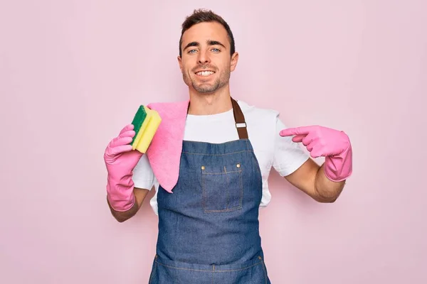 Mladý Uklízeč Modrýma Očima Čistí Zástěru Rukavice Pomocí Čistého Scourer — Stock fotografie