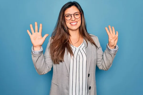 Young Hispanic Business Woman Wearing Glasses Standing Blue Isolated Background — Stock Photo, Image