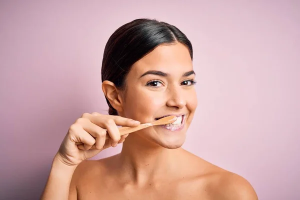 Young Beautiful Brunette Woman Brushing Her Teeth Using Tooth Brush — Stock Photo, Image