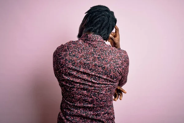 Νεαρός Όμορφος Αφροαμερικάνος Που Φοράει Casual Πουκάμισο Πάνω Από Ροζ — Φωτογραφία Αρχείου