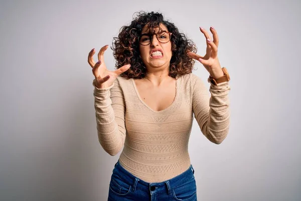 Jong Mooi Krullend Arabisch Vrouw Dragen Casual Shirt Bril Witte — Stockfoto