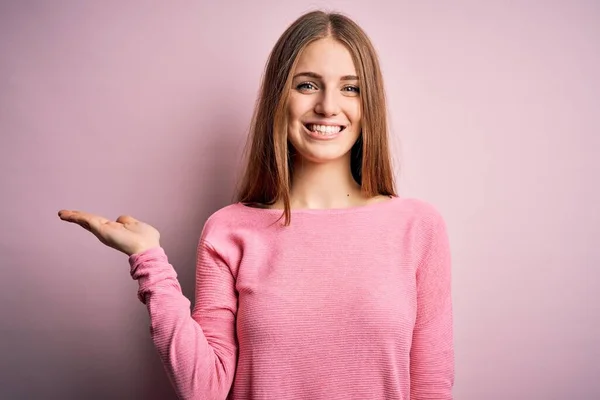 Jovem Mulher Ruiva Bonita Vestindo Camisola Casual Sobre Fundo Rosa — Fotografia de Stock