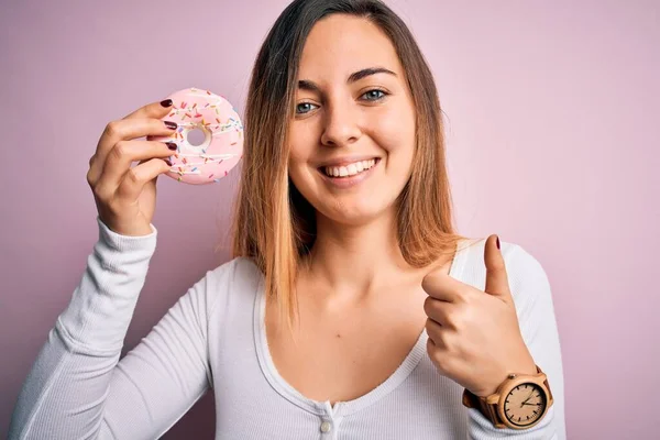 Joven Hermosa Mujer Rubia Con Ojos Azules Sosteniendo Rosado Donut —  Fotos de Stock