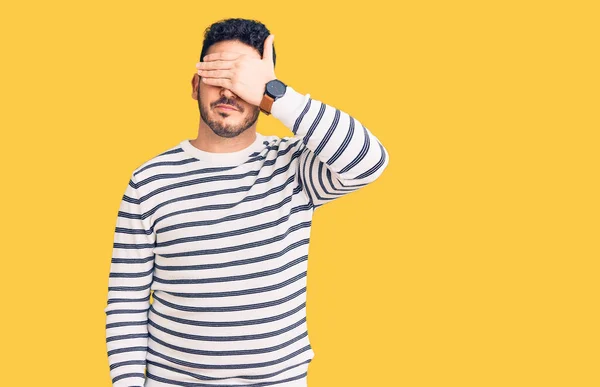 Ung Latinamerikansk Man Klädd Vardagskläder Som Täcker Ögonen Med Handen — Stockfoto