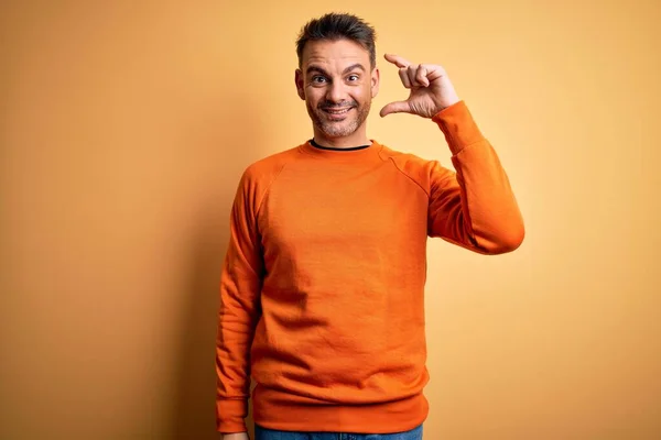 Ein Junger Gutaussehender Mann Orangefarbenem Lässigem Pullover Steht Lächelnd Und — Stockfoto