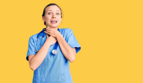 Joven Mujer Rubia Hermosa Con Uniforme Médico Estetoscopio Gritando Sofocar —  Fotos de Stock