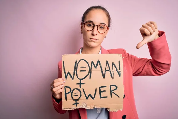 Jovem Bela Ativista Mulher Pedindo Direitos Das Mulheres Segurando Banner — Fotografia de Stock