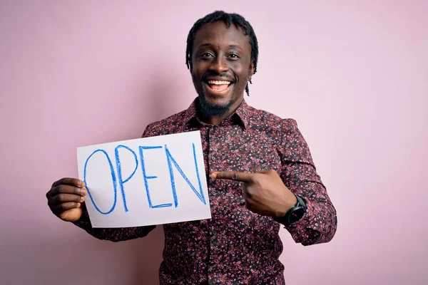 Mladý Africký Američan Drží Prapor Otevřeným Slovem Poselství Přes Růžové — Stock fotografie