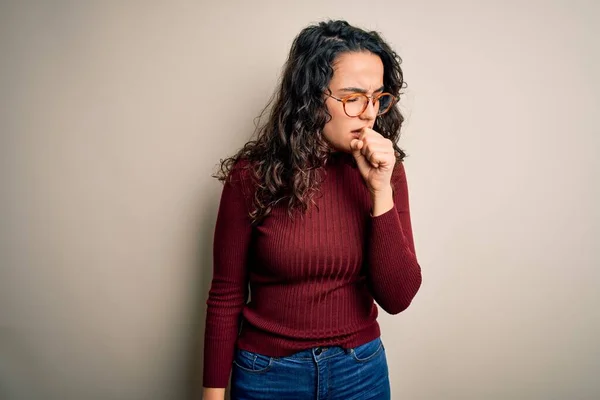 Hermosa Mujer Con Pelo Rizado Usando Suéter Casual Gafas Sobre —  Fotos de Stock