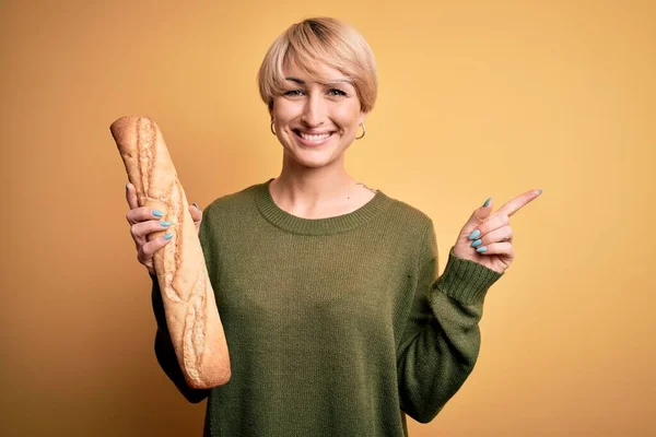 Jonge Blonde Vrouw Met Kort Haar Houden Vers Brood Baguette — Stockfoto