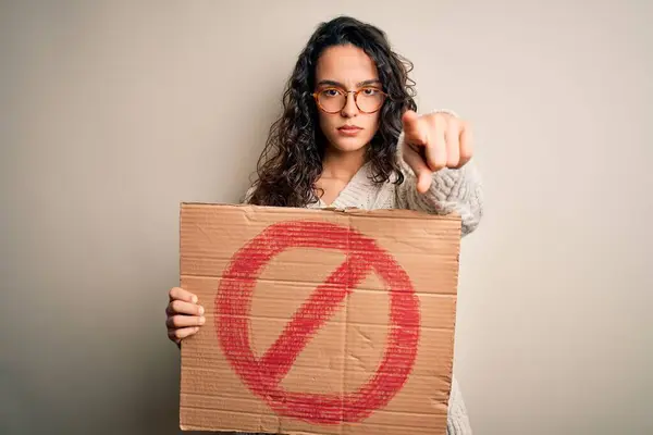 Jovem Mulher Bonita Com Cabelo Encaracolado Segurando Banner Com Mensagem — Fotografia de Stock