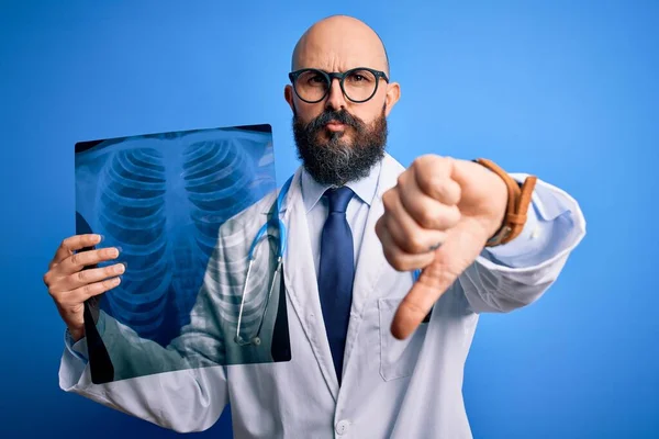 Guapo Calvo Doctor Hombre Con Barba Usando Estetoscopio Sosteniendo Radiografía — Foto de Stock