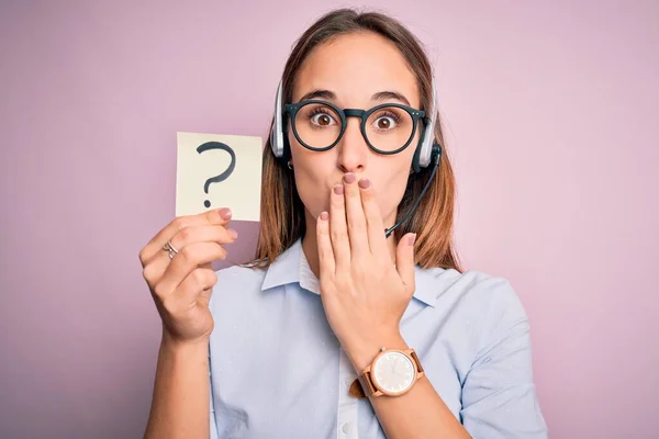 Schöne Callcenter Agentin Die Mit Headset Arbeitet Hält Erinnerung Mit — Stockfoto